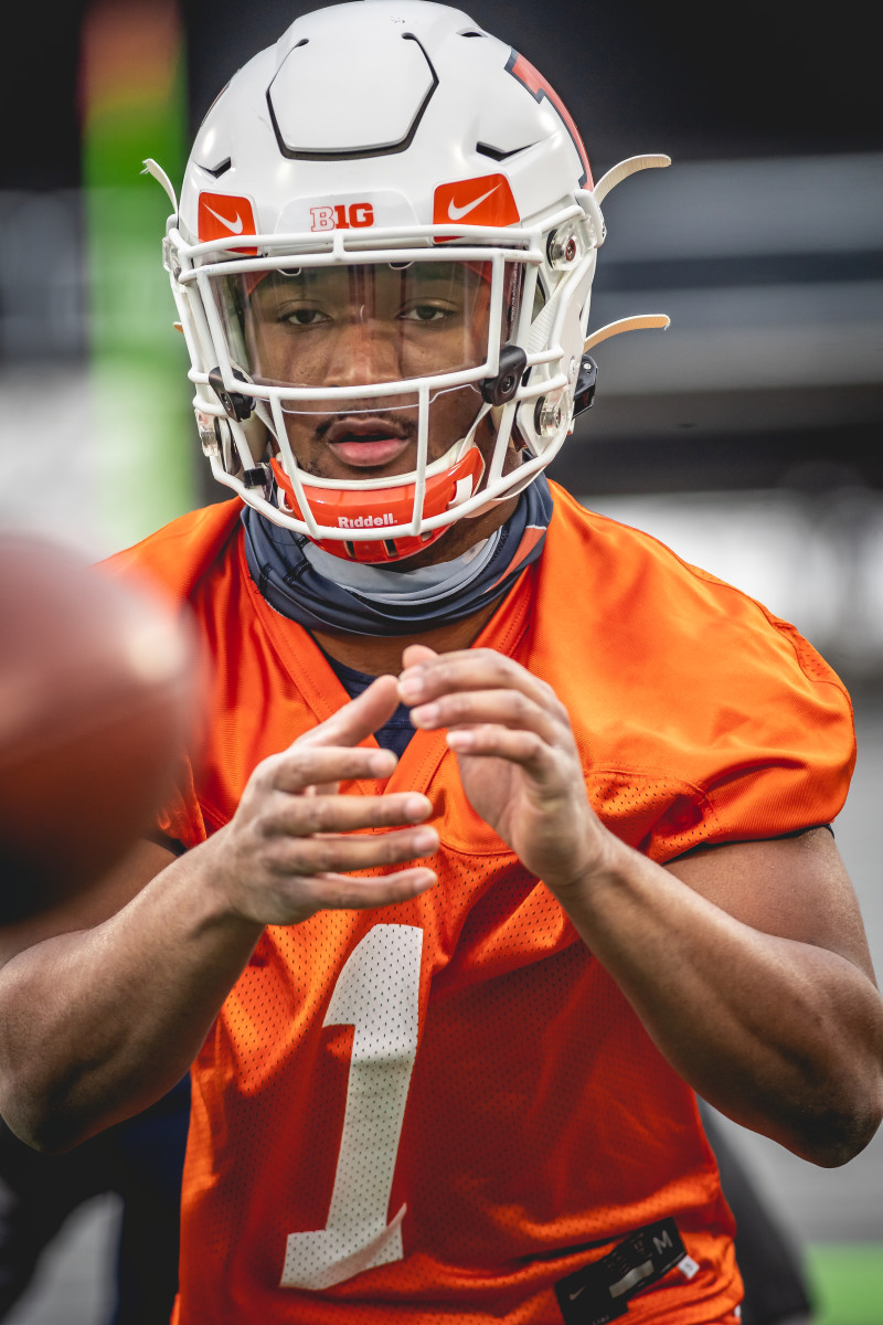 Illinois redshirt freshman quarterback Isaiah Williams taking a snap during the first spring practice on March 23, 2021. 